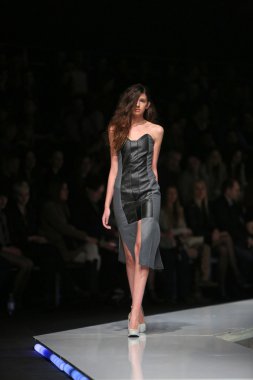 marija kulusic 'fashion.hr' programında, zagreb, Hırvatistan tarafından tasarlanan kıyafetleri moda model