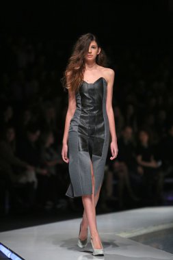 marija kulusic 'fashion.hr' programında, zagreb, Hırvatistan tarafından tasarlanan kıyafetleri moda model