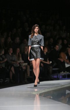 marija kulusic 'fashion.hr' programında, zagreb, Hırvatistan tarafından tasarlanan kıyafetleri moda model