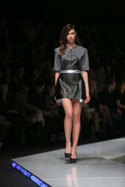 marija kulusic 'fashion.hr' programında, zagreb, Hırvatistan tarafından tasarlanan kıyafetleri moda model