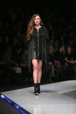 marija kulusic 'fashion.hr' programında, zagreb, Hırvatistan tarafından tasarlanan kıyafetleri moda model