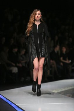 marija kulusic 'fashion.hr' programında, zagreb, Hırvatistan tarafından tasarlanan kıyafetleri moda model