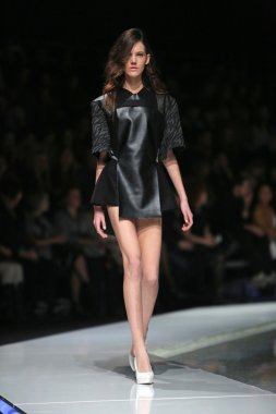 marija kulusic 'fashion.hr' programında, zagreb, Hırvatistan tarafından tasarlanan kıyafetleri moda model