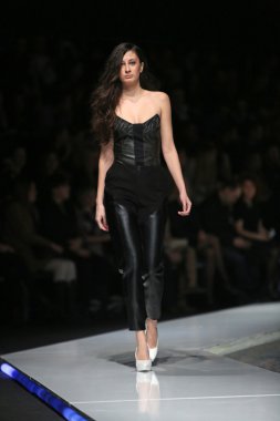 marija kulusic 'fashion.hr' programında, zagreb, Hırvatistan tarafından tasarlanan kıyafetleri moda model