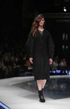marija kulusic 'fashion.hr' programında, zagreb, Hırvatistan tarafından tasarlanan kıyafetleri moda model