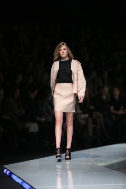 marija kulusic 'fashion.hr' programında, zagreb, Hırvatistan tarafından tasarlanan kıyafetleri moda model