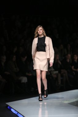 marija kulusic 'fashion.hr' programında, zagreb, Hırvatistan tarafından tasarlanan kıyafetleri moda model