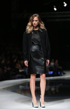 marija kulusic 'fashion.hr' programında, zagreb, Hırvatistan tarafından tasarlanan kıyafetleri moda model