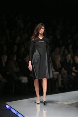 marija kulusic 'fashion.hr' programında, zagreb, Hırvatistan tarafından tasarlanan kıyafetleri moda model