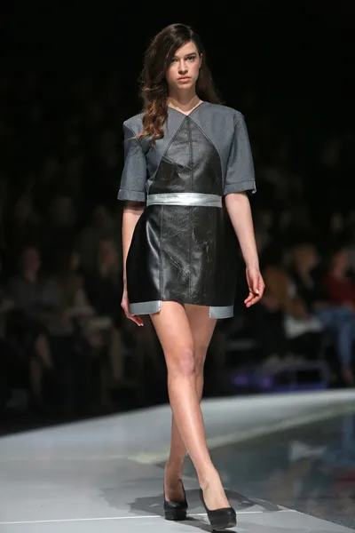 Modelmodel in Kleidung von marija kulusic auf der 'fashion.hr' Show in Zagreb, Kroatien — Stockfoto