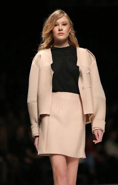 Modelmodel in Kleidung von marija kulusic auf der 'fashion.hr' Show in Zagreb, Kroatien — Stockfoto