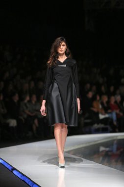 marija kulusic 'fashion.hr' programında, zagreb, Hırvatistan tarafından tasarlanan kıyafetleri moda model