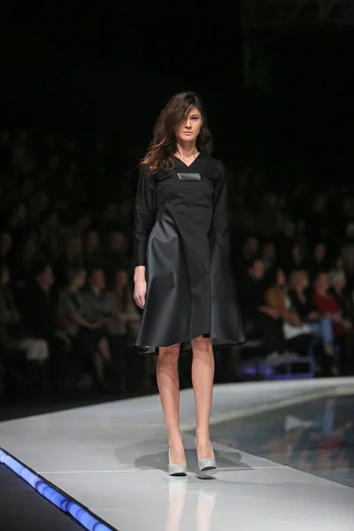 时装模特穿着由玛莉加 kulusic 'fashion.hr' 在克罗地亚萨格勒布表演设计的衣服 — 图库照片