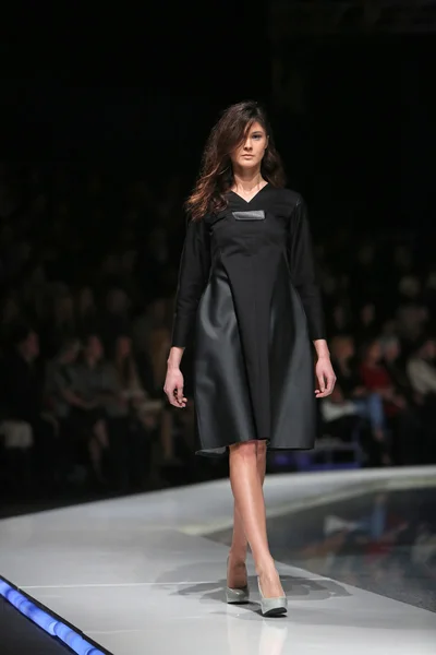 Fashion model dragen van kleding ontworpen door marija kulusic op de 'fashion.hr' show in zagreb, Kroatië — Stockfoto