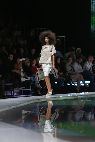 Modelo de moda vestindo roupas desenhadas por Marina Design no show 'Fashion.hr' em Zagreb, Croácia — Fotografia de Stock