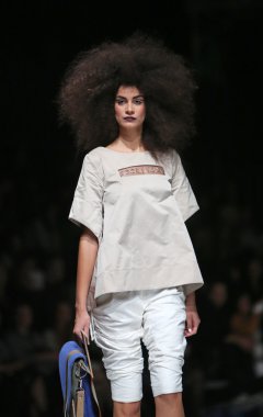 marina tasarımı, zagreb, Hırvatistan 'fashion.hr' show tarafından tasarlanan kıyafetleri moda model