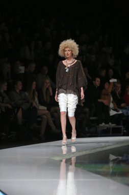 marina tasarımı, zagreb, Hırvatistan 'fashion.hr' show tarafından tasarlanan kıyafetleri moda model