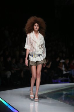 marina tasarımı, zagreb, Hırvatistan 'fashion.hr' show tarafından tasarlanan kıyafetleri moda model