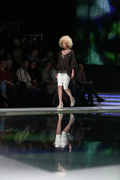 Modelo de moda con ropa diseñada por Marina Design en el espectáculo 'Fashion.hr' en Zagreb, Croacia — Foto de Stock