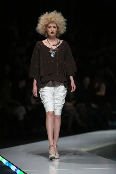 Marina tasarımı, zagreb, Hırvatistan 'fashion.hr' show tarafından tasarlanan kıyafetleri moda model — Stok fotoğraf