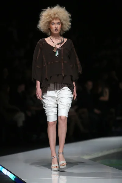 Fashion model dragen van kleding ontworpen door marina ontwerp op de 'fashion.hr' show in zagreb, Kroatië — Stockfoto