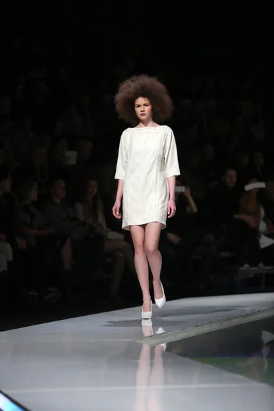 Mode-Model trägt Kleidung von marina design auf der 'fashion.hr' Show in Zagreb, Kroatien — Stockfoto