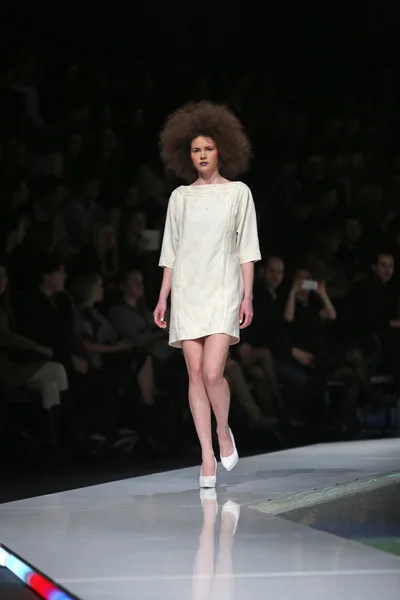 Mode-Model trägt Kleidung von marina design auf der 'fashion.hr' Show in Zagreb, Kroatien — Stockfoto