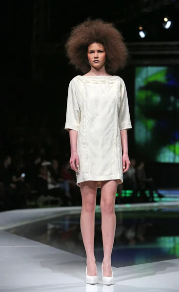Mode-Model trägt Kleidung von marina design auf der 'fashion.hr' Show in Zagreb, Kroatien — Stockfoto