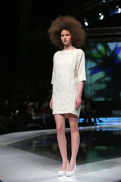 Fashion model wearing clothes designed by Marina Design on the 'Fashion.hr' show in Zagreb, Croatia — Stock Photo, Image