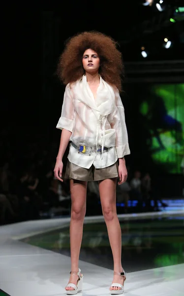 Fashion model wearing clothes designed by Marina Design on the 'Fashion.hr' show in Zagreb, Croatia — Stock Photo, Image