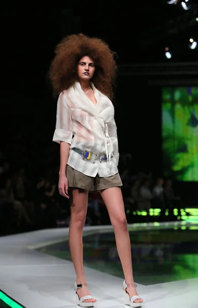 Fashion model wearing clothes designed by Marina Design on the 'Fashion.hr' show in Zagreb, Croatia — Stock Photo, Image