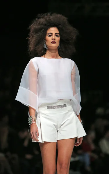 Moda indossando abiti disegnati da Marina Design alla mostra 'Fashion.hr' a Zagabria, Croazia — Foto Stock