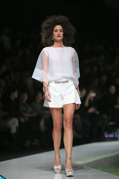 Mode-Model trägt Kleidung von marina design auf der 'fashion.hr' Show in Zagreb, Kroatien — Stockfoto