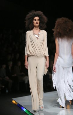 marina tasarımı, zagreb, Hırvatistan 'fashion.hr' show tarafından tasarlanan kıyafetleri moda model