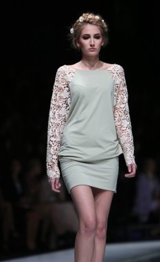 manken martina felja, zagreb, Hırvatistan 'fashion.hr' show tarafından tasarlanan kıyafetleri