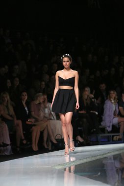 manken martina felja, zagreb, Hırvatistan 'fashion.hr' show tarafından tasarlanan kıyafetleri