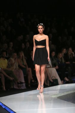 manken martina felja, zagreb, Hırvatistan 'fashion.hr' show tarafından tasarlanan kıyafetleri