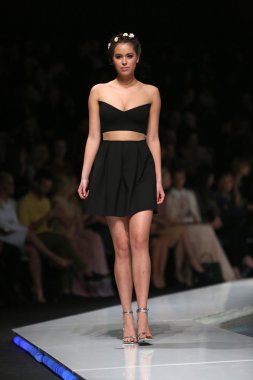 manken martina felja, zagreb, Hırvatistan 'fashion.hr' show tarafından tasarlanan kıyafetleri