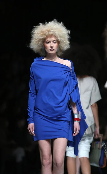 Mode-Model trägt Kleidung von marina design auf der 'fashion.hr' Show in Zagreb, Kroatien — Stockfoto