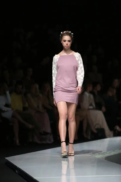 Fashion model wearing clothes designed by Martina Felja on the 'Fashion.hr' show in Zagreb, Croatia — Stock Photo, Image