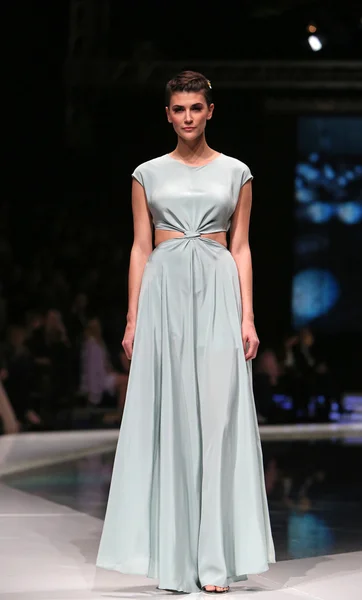 Fashion model dragen van kleding ontworpen door martina felja op de 'fashion.hr' show in zagreb, Kroatië — Stockfoto