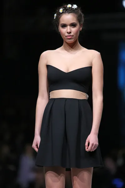 Modelmodel in Kleidung von martina felja auf der 'fashion.hr' Show in Zagreb, Kroatien — Stockfoto