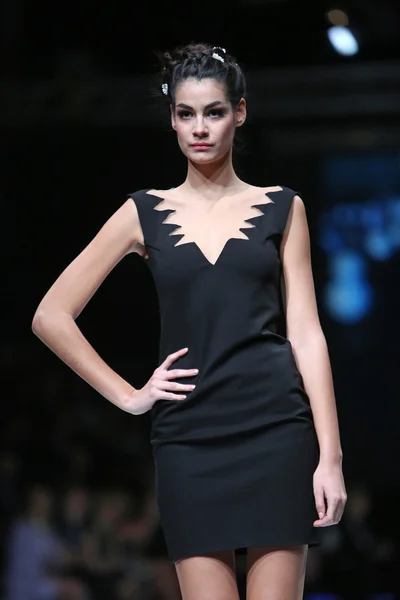 Modelo de moda vestindo roupas projetadas por Martina Felja no show 'Fashion.hr' em Zagreb, Croácia — Fotografia de Stock