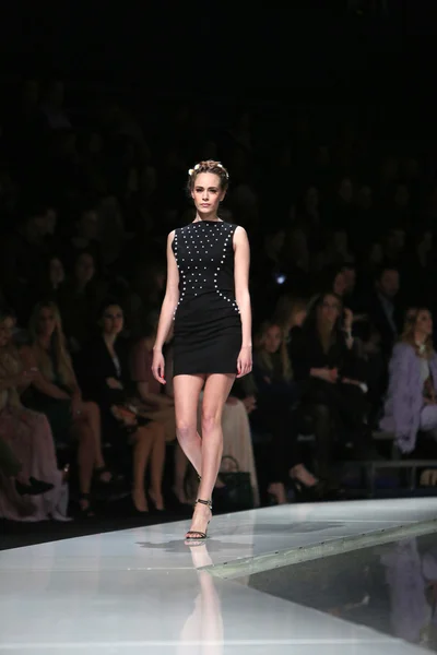 时装模特穿着由 martina felja 'fashion.hr' 在克罗地亚萨格勒布表演设计的衣服 — 图库照片
