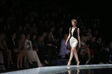 manken martina felja, zagreb, Hırvatistan 'fashion.hr' show tarafından tasarlanan kıyafetleri