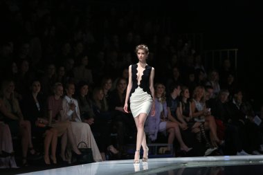 manken martina felja, zagreb, Hırvatistan 'fashion.hr' show tarafından tasarlanan kıyafetleri