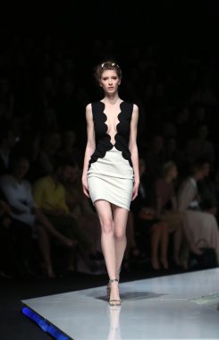 manken martina felja, zagreb, Hırvatistan 'fashion.hr' show tarafından tasarlanan kıyafetleri