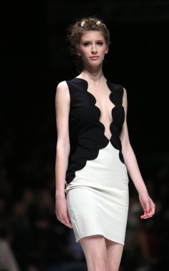 manken martina felja, zagreb, Hırvatistan 'fashion.hr' show tarafından tasarlanan kıyafetleri