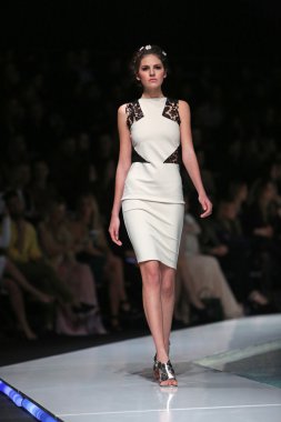 manken martina felja, zagreb, Hırvatistan 'fashion.hr' show tarafından tasarlanan kıyafetleri