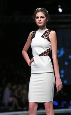 manken martina felja, zagreb, Hırvatistan 'fashion.hr' show tarafından tasarlanan kıyafetleri